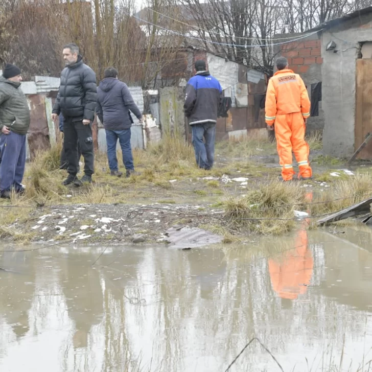 Inundación en Río Gallegos: una familia del barrio San Benito fue asistida y trasladada a un hotel Inundación en Río Gallegos: una familia del barrio San Benito fue asistida y trasladada a un hotel