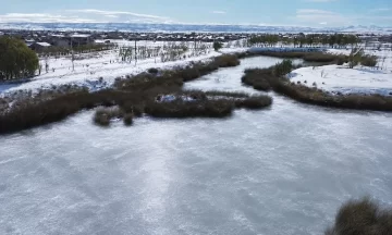 Advierten sobre el peligro de caminar sobre la Laguna congelada del Paseo “Las Américas” Advierten sobre el peligro de caminar sobre la Laguna congelada del Paseo “Las Américas”