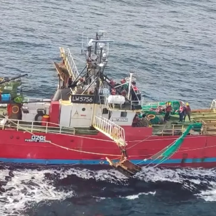 Rescate en el Mar Argentino: sacaron en helicóptero a un marinero que sufrió una descompensación Rescate en el Mar Argentino: sacaron en helicóptero a un marinero que sufrió una descompensación