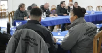 El Gobierno de Santa Cruz oficializó el aumento salarial de la Policía El Gobierno de Santa Cruz oficializó el aumento salarial de la Policía