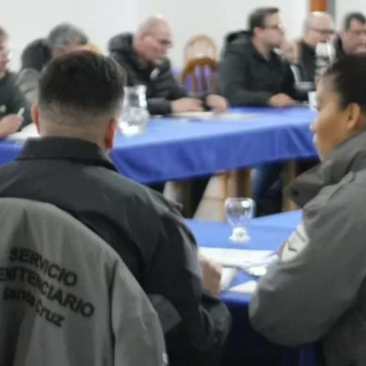 El Gobierno de Santa Cruz oficializó el aumento salarial de la Policía El Gobierno de Santa Cruz oficializó el aumento salarial de la Policía