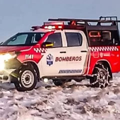 Bomberos de Las Heras liberaron una camioneta que había quedado varada por la nieve