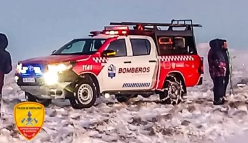 Bomberos de Las Heras liberaron una camioneta que había quedado varada por la nieve Bomberos de Las Heras liberaron una camioneta que había quedado varada por la nieve