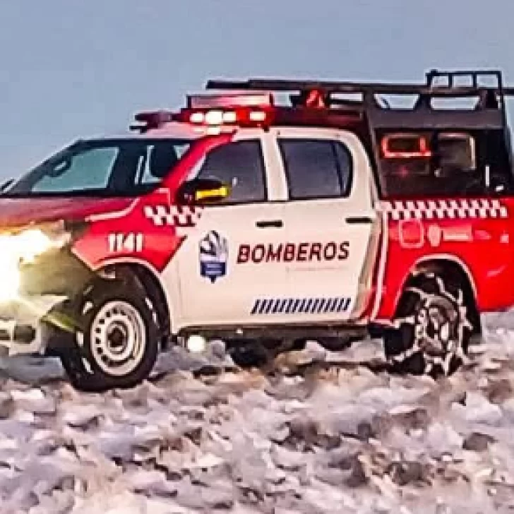 Bomberos de Las Heras liberaron una camioneta que había quedado varada por la nieve Bomberos de Las Heras liberaron una camioneta que había quedado varada por la nieve