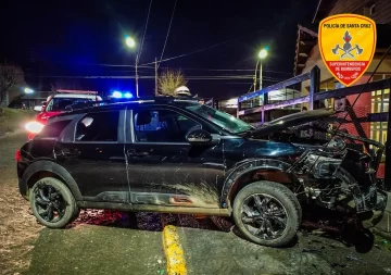 Accidente en Río Turbio: perdió el control del auto por la escarcha y chocó contra un muro Accidente en Río Turbio: perdió el control del auto por la escarcha y chocó contra un muro