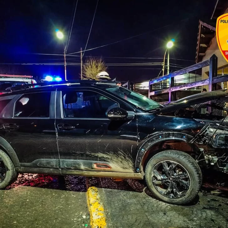Accidente en Río Turbio: perdió el control del auto por la escarcha y chocó contra un muro Accidente en Río Turbio: perdió el control del auto por la escarcha y chocó contra un muro