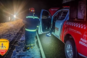 Bomberos de Puerto Deseado rescataron una camioneta encajada en la banquina Bomberos de Puerto Deseado rescataron una camioneta encajada en la banquina