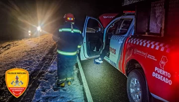 Bomberos de Puerto Deseado rescataron una camioneta encajada en la banquina Bomberos de Puerto Deseado rescataron una camioneta encajada en la banquina