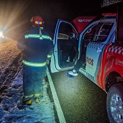 Bomberos de Puerto Deseado rescataron una camioneta encajada en la banquina