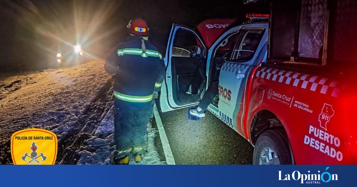 Bomberos de Puerto Deseado rescataron una camioneta encajada en la banquina