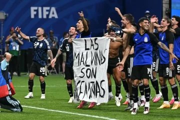 Reino Unido pidió a la FIFA que sancione a la Selección Argentina por la bandera de Malvinas en el Mundial Reino Unido pidió a la FIFA que sancione a la Selección Argentina por la bandera de Malvinas en el Mundial