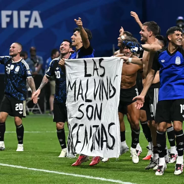 Reino Unido pidió a la FIFA que sancione a la Selección Argentina por la bandera de Malvinas en el Mundial Reino Unido pidió a la FIFA que sancione a la Selección Argentina por la bandera de Malvinas en el Mundial