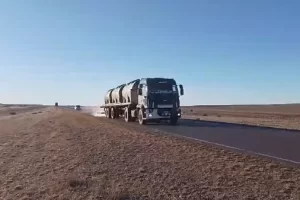 Vialidad realiza trabajos preventivos con líquido antihielo y distribución de sal en rutas de Santa Cruz: piden transitar con extrema precaución Vialidad realiza trabajos preventivos con líquido antihielo y distribución de sal en rutas de Santa Cruz: piden transitar con extrema precaución