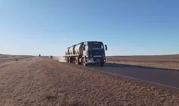 Vialidad realiza trabajos preventivos con líquido antihielo y distribución de sal en rutas de Santa Cruz: piden transitar con extrema precaución Vialidad realiza trabajos preventivos con líquido antihielo y distribución de sal en rutas de Santa Cruz: piden transitar con extrema precaución