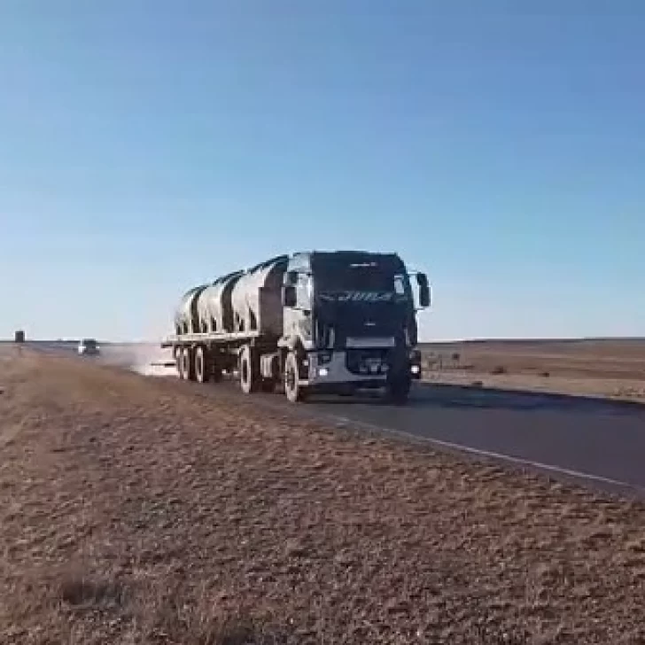 Vialidad realiza trabajos preventivos con líquido antihielo y distribución de sal en rutas de Santa Cruz: piden transitar con extrema precaución Vialidad realiza trabajos preventivos con líquido antihielo y distribución de sal en rutas de Santa Cruz: piden transitar con extrema precaución