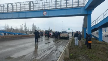 Un joven se arrojó desde el puente peatonal de la Autovía 17 de Octubre en Río Gallegos Un joven se arrojó desde el puente peatonal de la Autovía 17 de Octubre en Río Gallegos