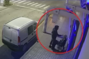 Vandalizaron la estatua de Néstor Kirchner ubicada afuera de la Municipalidad de Río Gallegos