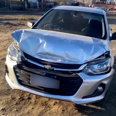 Choque múltiple por una peligrosa capa de hielo en Caleta Olivia: cuatro vehículos involucrados y un conductor escapó del lugar