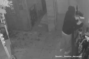 Rompieron una ventana, entraron a robar y escaparon con dos botellas de fernet: indignación en un conocido comercio de Río Gallegos Rompieron una ventana, entraron a robar y escaparon con dos botellas de fernet: indignación en un conocido comercio de Río Gallegos