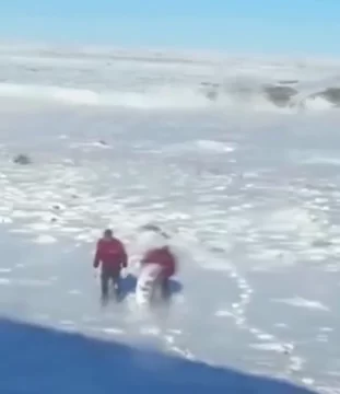 Un colectivo que venía a Río Gallegos perdió una rueda en plena nevada y los pasajeros observaron cómo seguía rodando sola Un colectivo que venía a Río Gallegos perdió una rueda en plena nevada y los pasajeros observaron cómo seguía rodando sola