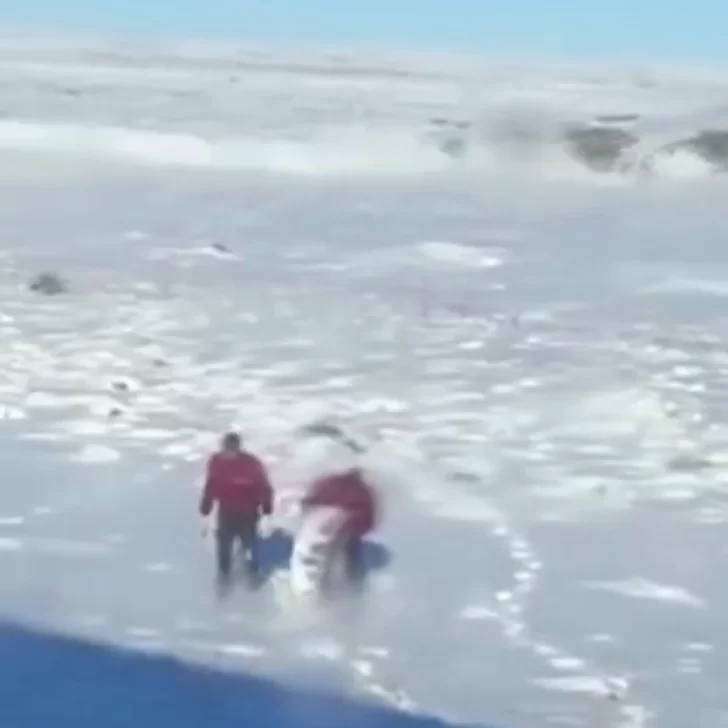 Un colectivo que venía a Río Gallegos perdió una rueda en plena nevada y los pasajeros observaron cómo seguía rodando sola Un colectivo que venía a Río Gallegos perdió una rueda en plena nevada y los pasajeros observaron cómo seguía rodando sola