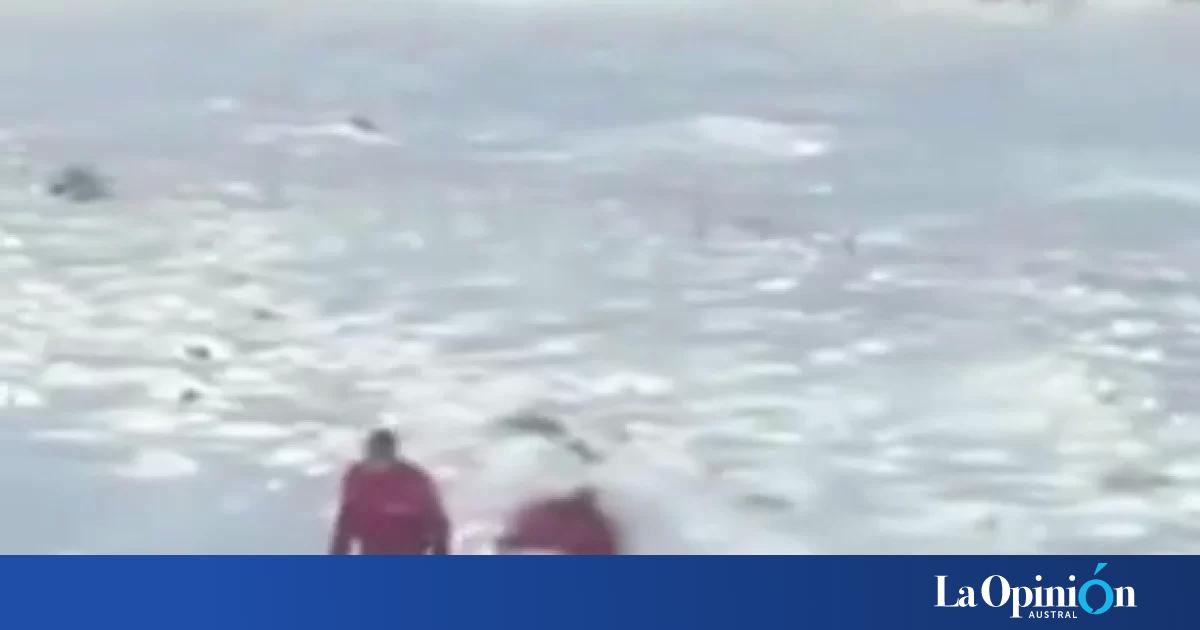 Un colectivo que venía a Río Gallegos perdió una rueda en plena nevada y los pasajeros observaron cómo seguía rodan