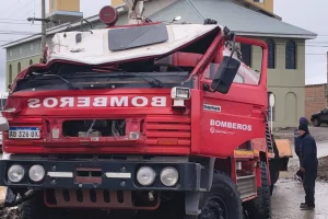 Habló el chofer de la autobomba que volcó en calle 13 camino a un incendio: “San Benito no quiso una noticia peor”