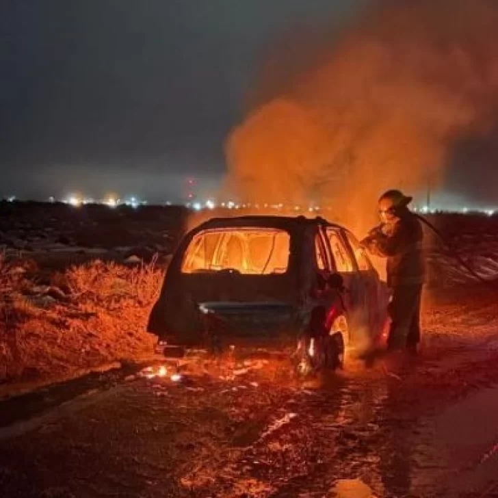 ¿Ajuste de cuentas en Pico Truncado? Hallaron incendiado un auto robado y la Justicia investiga un ataque intencional ¿Ajuste de cuentas en Pico Truncado? Hallaron incendiado un auto robado y la Justicia investiga un ataque intencional