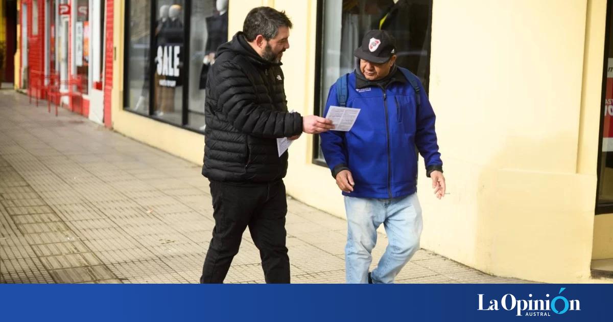 La Cámpora de Río Gallegos: Matías Bezi entregó volantes por Cristina Libre