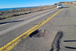 Baches, desvíos y riesgo permanente: vuelve la preocupación por el deterioro de la Ruta 3 entre Ramón Santos y Caleta Olivia