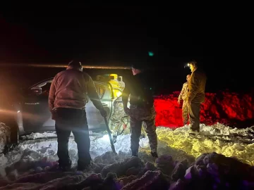 Temporal de nieve en Santa Cruz: una familia quedó varada y fue rescatada en una ruta cercana a El Calafate Temporal de nieve en Santa Cruz: una familia quedó varada y fue rescatada en una ruta cercana a El Calafate