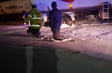 Policías asistieron a un camión que transportaba gas cerca de Bajo Caracoles durante una intensa nevada Policías asistieron a un camión que transportaba gas cerca de Bajo Caracoles durante una intensa nevada