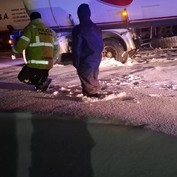 Policías asistieron a un camión que transportaba gas cerca de Bajo Caracoles durante una intensa nevada Policías asistieron a un camión que transportaba gas cerca de Bajo Caracoles durante una intensa nevada
