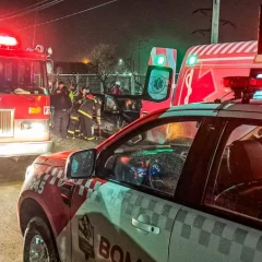 Fuerte choque en Puerto Deseado: una conductora quedó atrapada y fue rescatada por Bomberos