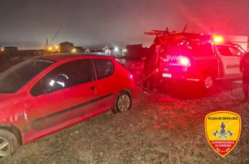 Quedó atrapado en el barro y tuvo que ser rescatado por un grupo especial en Río Gallegos Quedó atrapado en el barro y tuvo que ser rescatado por un grupo especial en Río Gallegos