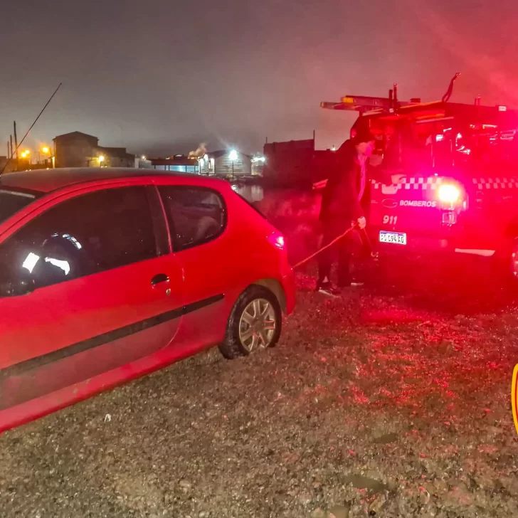 Quedó atrapado en el barro y tuvo que ser rescatado por un grupo especial en Río Gallegos Quedó atrapado en el barro y tuvo que ser rescatado por un grupo especial en Río Gallegos
