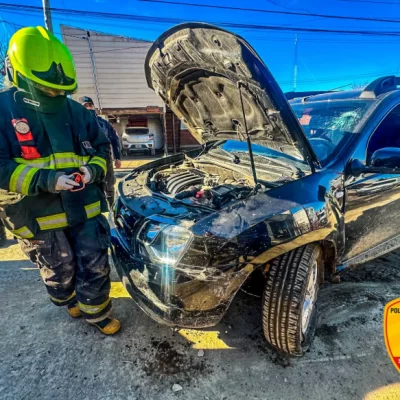 Fuerte choque entre dos vehículos en 28 de Noviembre: un conductor debió ser rescatado