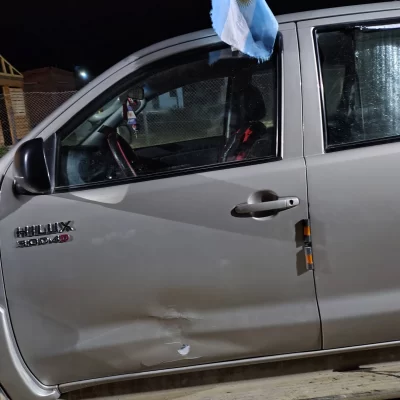 Fue con sus hijos al NIDO por el Día del Niño y encontró su camioneta chocada: pide encontrar al conductor