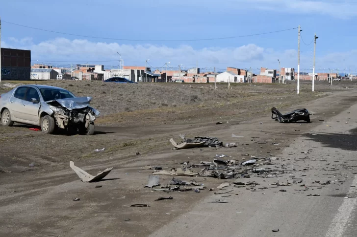  Las piezas de los autos desperdigados por la avenida. FOTO: VANINA JANCICH/ LA OPINIÓN AUSTRAL