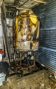 Un cortocircuito provocó un incendio en un tanque de agua y el derrame terminó apagándolo Un cortocircuito provocó un incendio en un tanque de agua y el derrame terminó apagándolo