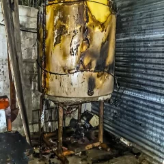 Un cortocircuito provocó un incendio en un tanque de agua y el derrame terminó apagándolo