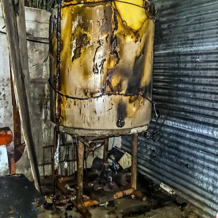 Un cortocircuito provocó un incendio en un tanque de agua y el derrame terminó apagándolo Un cortocircuito provocó un incendio en un tanque de agua y el derrame terminó apagándolo