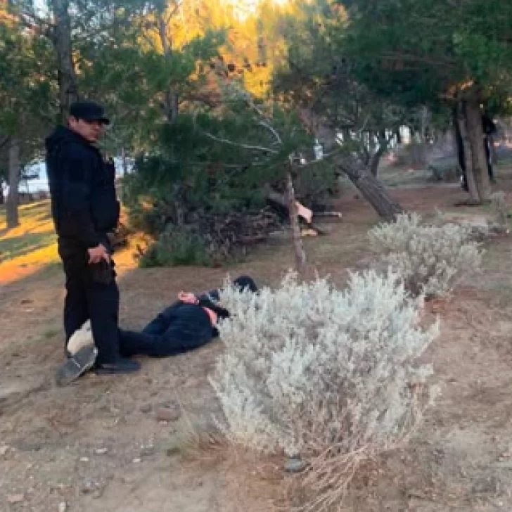 Dos hombres escaparon en un auto, atropellaron a un policía y fueron detenidos cerca de una escuela Dos hombres escaparon en un auto, atropellaron a un policía y fueron detenidos cerca de una escuela