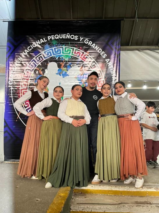Joselin Quiroga, Briana Pérez Queupul, Solcire Dorrego Queupul, Nicol Chaile y Aixa Echevarría integraron el Conjunto Menor de la Escuela Tierra Mística. Joselin Quiroga, Briana Pérez Queupul, Solcire Dorrego Queupul, Nicol Chaile y Aixa Echevarría integraron el Conjunto Menor de la Escuela Tierra Mística.