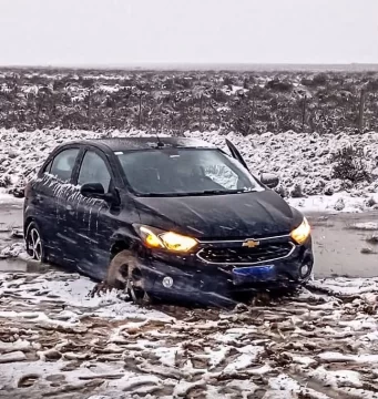 Un auto despistó en medio de las inclemencias climáticas y fue asistido en Piedra Buena Un auto despistó en medio de las inclemencias climáticas y fue asistido en Piedra Buena