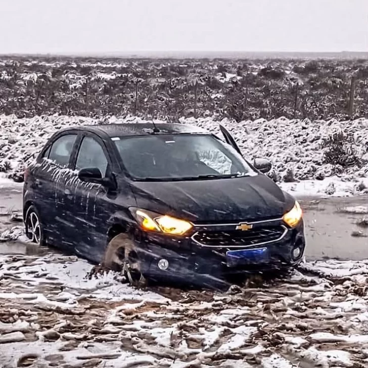 Un auto despistó en medio de las inclemencias climáticas y fue asistido en Piedra Buena Un auto despistó en medio de las inclemencias climáticas y fue asistido en Piedra Buena