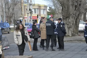 De la calle a la vereda: Policías retirados trasladaron la carpa de la Jefatura tras orden judicial De la calle a la vereda: Policías retirados trasladaron la carpa de la Jefatura tras orden judicial