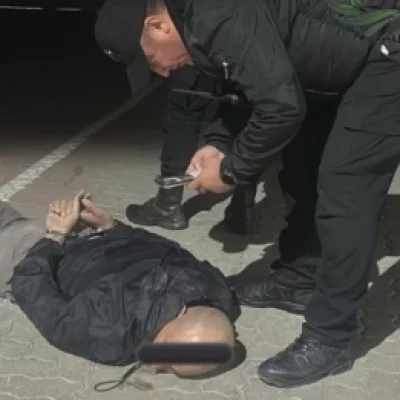 Intentaron entrar a una joyería haciendo un boquete y terminaron detenidos tras una persecución en Puerto Madryn Intentaron entrar a una joyería haciendo un boquete y terminaron detenidos tras una persecución en Puerto Madryn