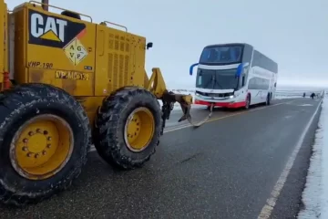 Vialidad Provincial asistió a un colectivo de turismo y refuerza los operativos de despeje en las rutas Vialidad Provincial asistió a un colectivo de turismo y refuerza los operativos de despeje en las rutas