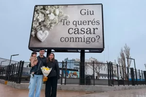 “¿Te querés casar conmigo?”: la propuesta de matrimonio que sorprendió a los vecinos en pleno centro de Río Gallegos “¿Te querés casar conmigo?”: la propuesta de matrimonio que sorprendió a los vecinos en pleno centro de Río Gallegos